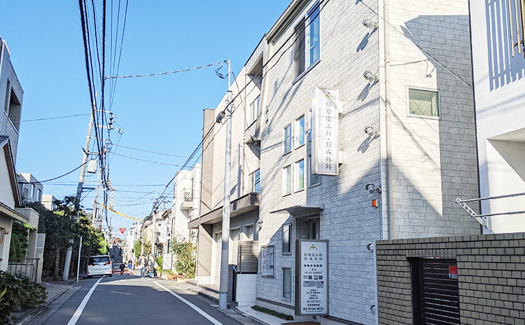 自由が丘駅から徒歩5分の右手に当院がございます